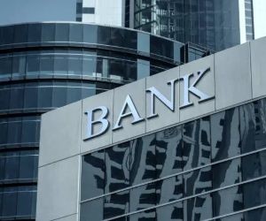 Kryptovalutaer tilbyder et højt afkastpotentiale og større økonomisk frihed gennem decentralisering, da de opererer i et marked, der er åbent 24/7. De er dog et højrisikoaktiv på grund af ekstrem volatilitet og manglende regulering. De største risici omfatter hurtige tab og cybersikkerhedsfejl. Nøglen til succes er kun at investere med en klar strategi og med kapital, der ikke kompromitterer din økonomiske stabilitet.