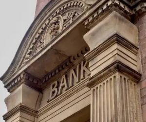 Kryptovalutaer tilbyder et højt afkastpotentiale og større økonomisk frihed gennem decentralisering, da de opererer i et marked, der er åbent 24/7. De er dog et højrisikoaktiv på grund af ekstrem volatilitet og manglende regulering. De største risici omfatter hurtige tab og cybersikkerhedsfejl. Nøglen til succes er kun at investere med en klar strategi og med kapital, der ikke kompromitterer din økonomiske stabilitet.