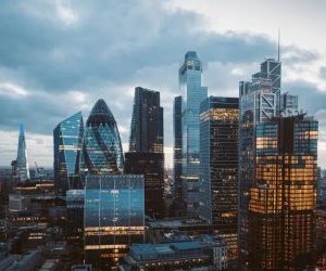 Kryptovalutaer tilbyder et højt afkastpotentiale og større økonomisk frihed gennem decentralisering, da de opererer i et marked, der er åbent 24/7. De er dog et højrisikoaktiv på grund af ekstrem volatilitet og manglende regulering. De største risici omfatter hurtige tab og cybersikkerhedsfejl. Nøglen til succes er kun at investere med en klar strategi og med kapital, der ikke kompromitterer din økonomiske stabilitet.