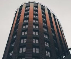 Råvarer som guld, olie, landbrugsprodukter og industrimetaller giver muligheder for at diversificere din portefølje og afdække dig mod inflation, men de er også højrisikoaktiver på grund af prisvolatilitet, geopolitiske spændinger og udbuds- og efterspørgselschok. Nøglen er at investere med en klar strategi, en forståelse af de underliggende markedsdrivere og kun med kapital, der ikke kompromitterer din økonomiske stabilitet.