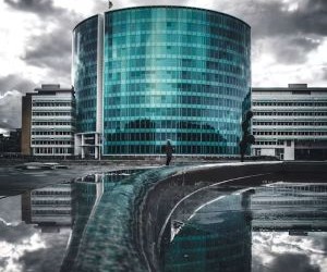 Investeringer giver dig mulighed for at øge din formue over tid ved at investere dine penge i aktiver som aktier, obligationer, fonde, fast ejendom og mere, men de indebærer altid risiko, herunder markedsvolatilitet, potentielt kapitaltab og inflation, der undergraver afkastet. Nøglen er at investere med en klar strategi, korrekt diversificering og kun med kapital, der ikke kompromitterer din økonomiske stabilitet.