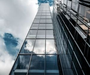 Investeringer giver dig mulighed for at øge din formue over tid ved at investere dine penge i aktiver som aktier, obligationer, fonde, fast ejendom og mere, men de indebærer altid risiko, herunder markedsvolatilitet, potentielt kapitaltab og inflation, der undergraver afkastet. Nøglen er at investere med en klar strategi, korrekt diversificering og kun med kapital, der ikke kompromitterer din økonomiske stabilitet.