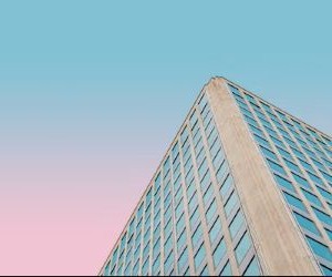 Råvarer som guld, olie, landbrugsprodukter og industrimetaller giver muligheder for at diversificere din portefølje og afdække dig mod inflation, men de er også højrisikoaktiver på grund af prisvolatilitet, geopolitiske spændinger og udbuds- og efterspørgselschok. Nøglen er at investere med en klar strategi, en forståelse af de underliggende markedsdrivere og kun med kapital, der ikke kompromitterer din økonomiske stabilitet.