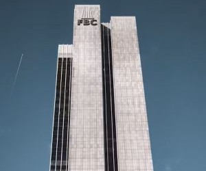 Råvarer som guld, olie, landbrugsprodukter og industrimetaller giver muligheder for at diversificere din portefølje og afdække dig mod inflation, men de er også højrisikoaktiver på grund af prisvolatilitet, geopolitiske spændinger og udbuds- og efterspørgselschok. Nøglen er at investere med en klar strategi, en forståelse af de underliggende markedsdrivere og kun med kapital, der ikke kompromitterer din økonomiske stabilitet.