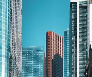 Forex tilbyder muligheder for at profitere fra udsving mellem globale valutaer i et meget likvidt marked, der handles 24 timer i døgnet, men det er også en højrisikoarena på grund af gearing, skarp volatilitet og virkningen af ​​makroøkonomiske nyheder; nøglen er at handle med en klar strategi, streng risikostyring og kun med kapital, du har råd til at tabe uden at påvirke din økonomiske stabilitet.