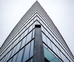 Forex tilbyder muligheder for at profitere fra udsving mellem globale valutaer i et meget likvidt marked, der handles 24 timer i døgnet, men det er også en højrisikoarena på grund af gearing, skarp volatilitet og virkningen af ​​makroøkonomiske nyheder; nøglen er at handle med en klar strategi, streng risikostyring og kun med kapital, du har råd til at tabe uden at påvirke din økonomiske stabilitet.