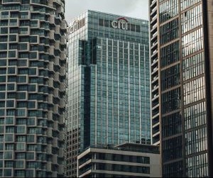 Forex tilbyder muligheder for at profitere fra udsving mellem globale valutaer i et meget likvidt marked, der handles 24 timer i døgnet, men det er også en højrisikoarena på grund af gearing, skarp volatilitet og virkningen af ​​makroøkonomiske nyheder; nøglen er at handle med en klar strategi, streng risikostyring og kun med kapital, du har råd til at tabe uden at påvirke din økonomiske stabilitet.