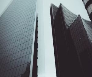 Forex tilbyder muligheder for at profitere fra udsving mellem globale valutaer i et meget likvidt marked, der handles 24 timer i døgnet, men det er også en højrisikoarena på grund af gearing, skarp volatilitet og virkningen af ​​makroøkonomiske nyheder; nøglen er at handle med en klar strategi, streng risikostyring og kun med kapital, du har råd til at tabe uden at påvirke din økonomiske stabilitet.