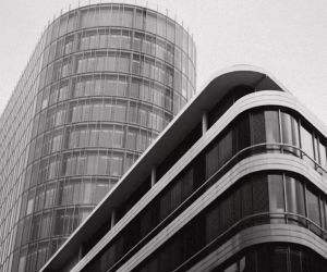 Forex tilbyder muligheder for at profitere fra udsving mellem globale valutaer i et meget likvidt marked, der handles 24 timer i døgnet, men det er også en højrisikoarena på grund af gearing, skarp volatilitet og virkningen af ​​makroøkonomiske nyheder; nøglen er at handle med en klar strategi, streng risikostyring og kun med kapital, du har råd til at tabe uden at påvirke din økonomiske stabilitet.