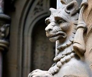 Forex tilbyder muligheder for at profitere fra udsving mellem globale valutaer i et meget likvidt marked, der handles 24 timer i døgnet, men det er også en højrisikoarena på grund af gearing, skarp volatilitet og virkningen af ​​makroøkonomiske nyheder; nøglen er at handle med en klar strategi, streng risikostyring og kun med kapital, du har råd til at tabe uden at påvirke din økonomiske stabilitet.