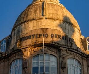 Råvarer som guld, olie, landbrugsprodukter og industrimetaller giver muligheder for at diversificere din portefølje og afdække dig mod inflation, men de er også højrisikoaktiver på grund af prisvolatilitet, geopolitiske spændinger og udbuds- og efterspørgselschok. Nøglen er at investere med en klar strategi, en forståelse af de underliggende markedsdrivere og kun med kapital, der ikke kompromitterer din økonomiske stabilitet.