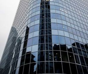 Råvarer som guld, olie, landbrugsprodukter og industrimetaller giver muligheder for at diversificere din portefølje og afdække dig mod inflation, men de er også højrisikoaktiver på grund af prisvolatilitet, geopolitiske spændinger og udbuds- og efterspørgselschok. Nøglen er at investere med en klar strategi, en forståelse af de underliggende markedsdrivere og kun med kapital, der ikke kompromitterer din økonomiske stabilitet.