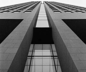 Forex tilbyder muligheder for at profitere fra udsving mellem globale valutaer i et meget likvidt marked, der handles 24 timer i døgnet, men det er også en højrisikoarena på grund af gearing, skarp volatilitet og virkningen af ​​makroøkonomiske nyheder; nøglen er at handle med en klar strategi, streng risikostyring og kun med kapital, du har råd til at tabe uden at påvirke din økonomiske stabilitet.