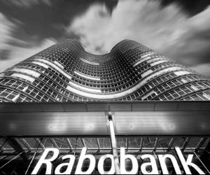 Aktier tilbyder potentiale for langsigtet vækst og udbytteindtægter ved at investere i virksomheder, der skaber værdi over tid, men de indebærer også betydelig risiko på grund af markedsvolatilitet, økonomiske cyklusser og virksomhedsspecifikke begivenheder. Nøglen er at investere med en klar strategi, passende diversificering og kun med kapital, der ikke vil kompromittere din økonomiske stabilitet.