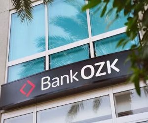 Kryptovalutaer tilbyder et højt afkastpotentiale og større økonomisk frihed gennem decentralisering, da de opererer i et marked, der er åbent 24/7. De er dog et højrisikoaktiv på grund af ekstrem volatilitet og manglende regulering. De største risici omfatter hurtige tab og cybersikkerhedsfejl. Nøglen til succes er kun at investere med en klar strategi og med kapital, der ikke kompromitterer din økonomiske stabilitet.