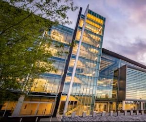 Investeringer giver dig mulighed for at øge din formue over tid ved at investere dine penge i aktiver som aktier, obligationer, fonde, fast ejendom og mere, men de indebærer altid risiko, herunder markedsvolatilitet, potentielt kapitaltab og inflation, der undergraver afkastet. Nøglen er at investere med en klar strategi, korrekt diversificering og kun med kapital, der ikke kompromitterer din økonomiske stabilitet.