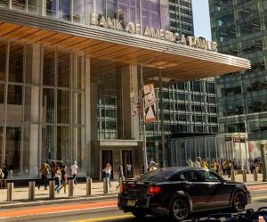 Aktier tilbyder potentiale for langsigtet vækst og udbytteindtægter ved at investere i virksomheder, der skaber værdi over tid, men de indebærer også betydelig risiko på grund af markedsvolatilitet, økonomiske cyklusser og virksomhedsspecifikke begivenheder. Nøglen er at investere med en klar strategi, passende diversificering og kun med kapital, der ikke vil kompromittere din økonomiske stabilitet.