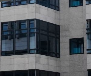 Kryptovalutaer tilbyder et højt afkastpotentiale og større økonomisk frihed gennem decentralisering, da de opererer i et marked, der er åbent 24/7. De er dog et højrisikoaktiv på grund af ekstrem volatilitet og manglende regulering. De største risici omfatter hurtige tab og cybersikkerhedsfejl. Nøglen til succes er kun at investere med en klar strategi og med kapital, der ikke kompromitterer din økonomiske stabilitet.