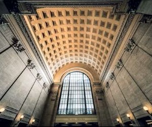 Kryptovalutaer tilbyder et højt afkastpotentiale og større økonomisk frihed gennem decentralisering, da de opererer i et marked, der er åbent 24/7. De er dog et højrisikoaktiv på grund af ekstrem volatilitet og manglende regulering. De største risici omfatter hurtige tab og cybersikkerhedsfejl. Nøglen til succes er kun at investere med en klar strategi og med kapital, der ikke kompromitterer din økonomiske stabilitet.